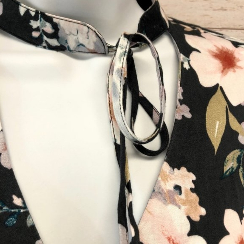 Somedays Lovin Floral Tie neck blouse - Picture 3 of 9